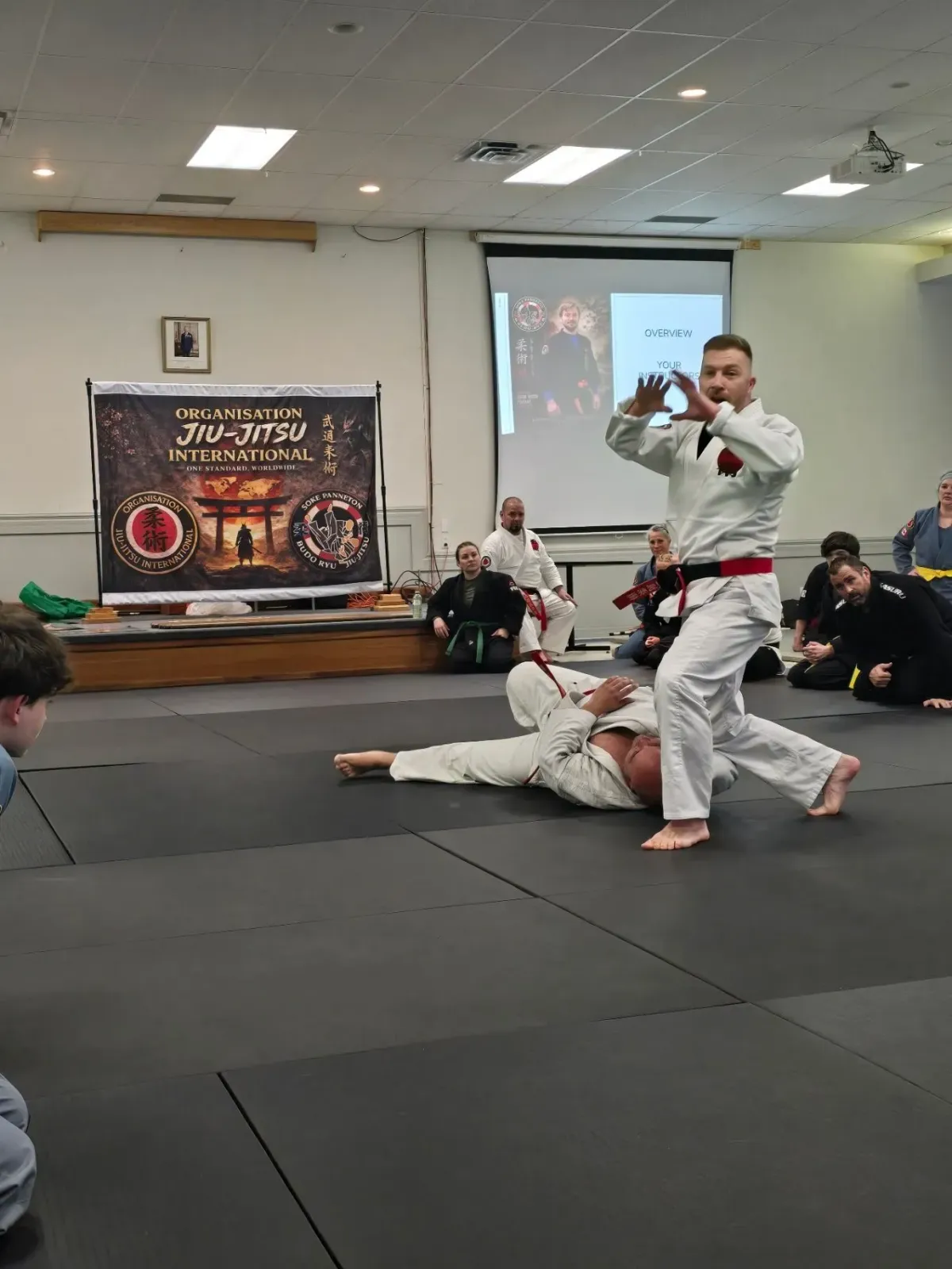 Un instructeur démontre une technique lors d’un séminaire de l’OJI