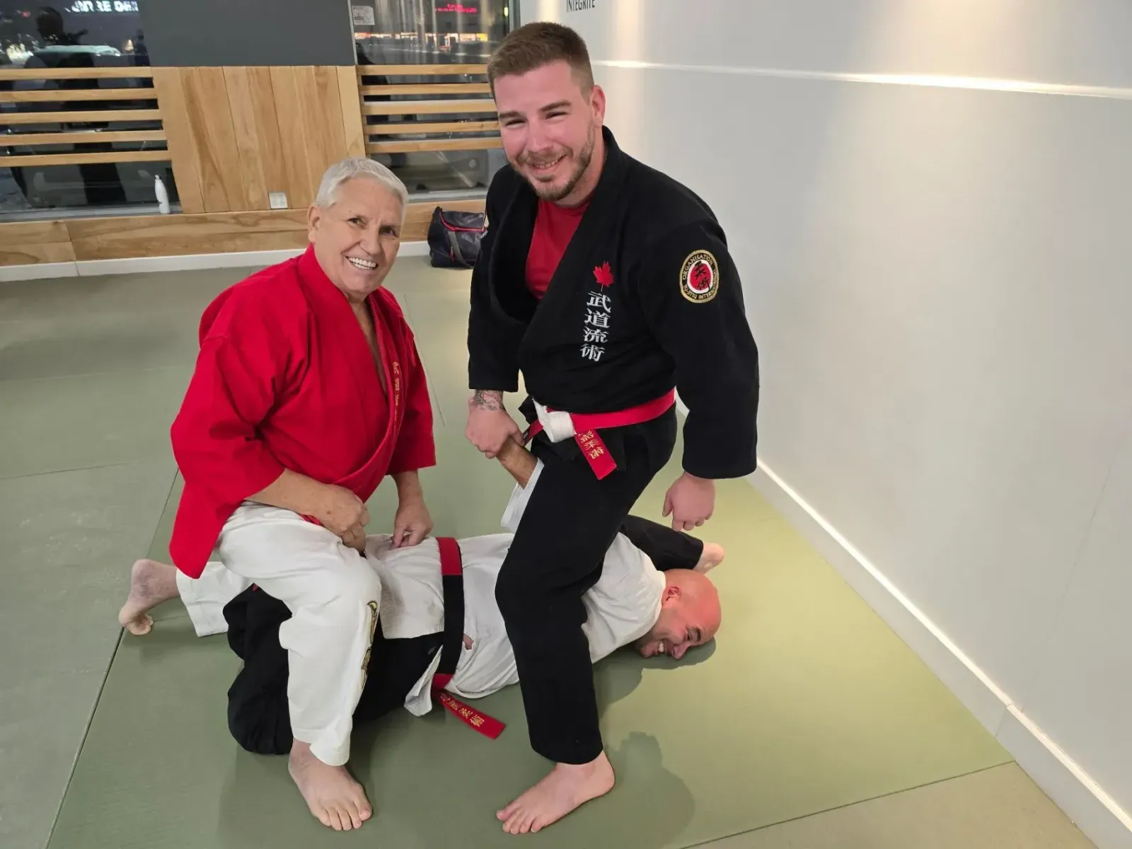 Soke Panneton s’entraîne sur le tatami avec des membres de l’OJI